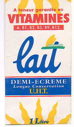 Frankreich: lait demi-ecreme, longue conservation UHT, a teneur garantie en vitamines A, B1, B2, B5, B9, B12