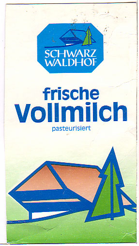 Deutschland: Schwarzwaldhof - frische Vollmilch